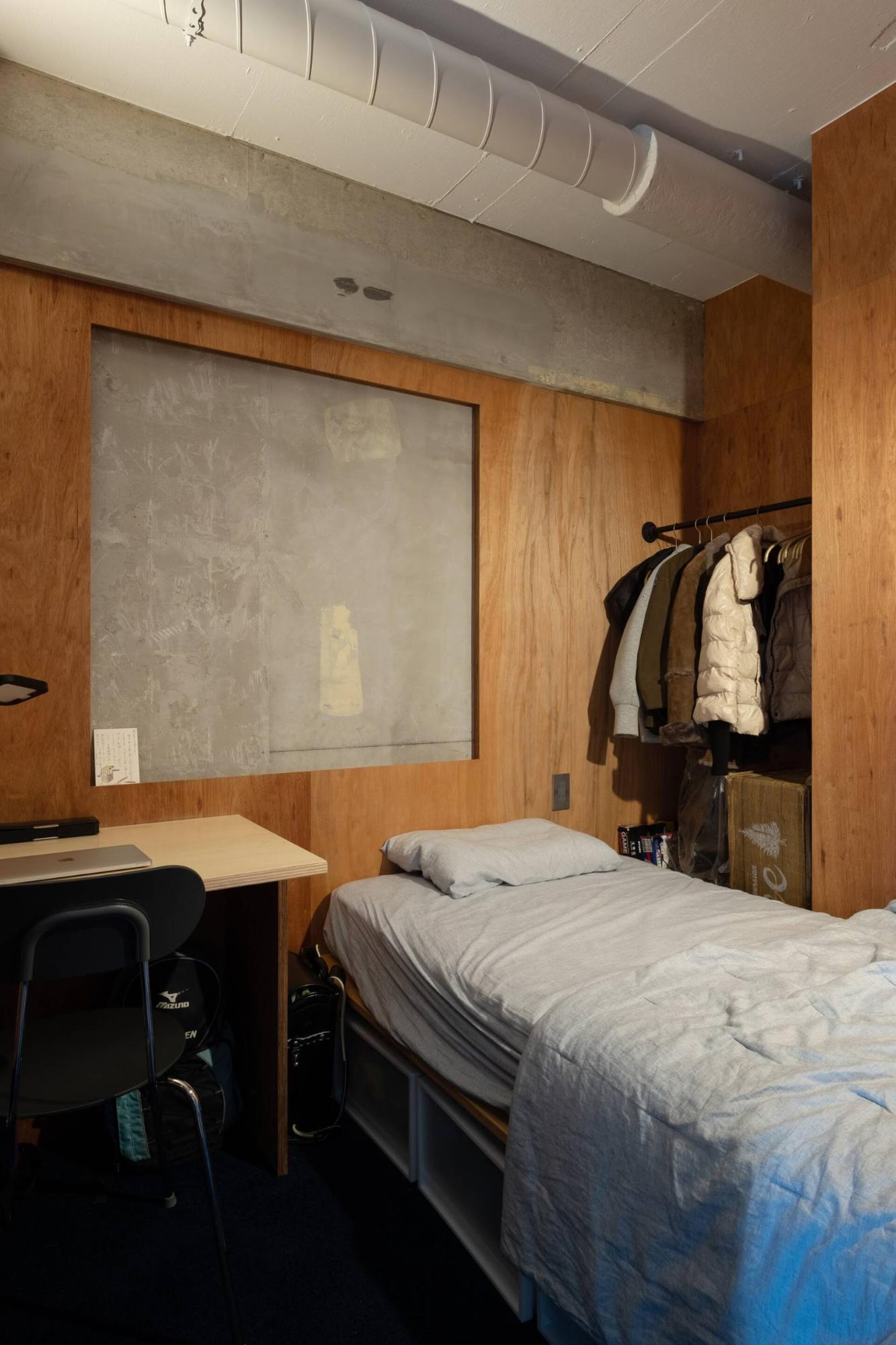 Căn phòng khá nhỏ nên các kệ đựng đồ được tích hợp đặt bên dưới giường ngủ để tiết kiệm không gian
