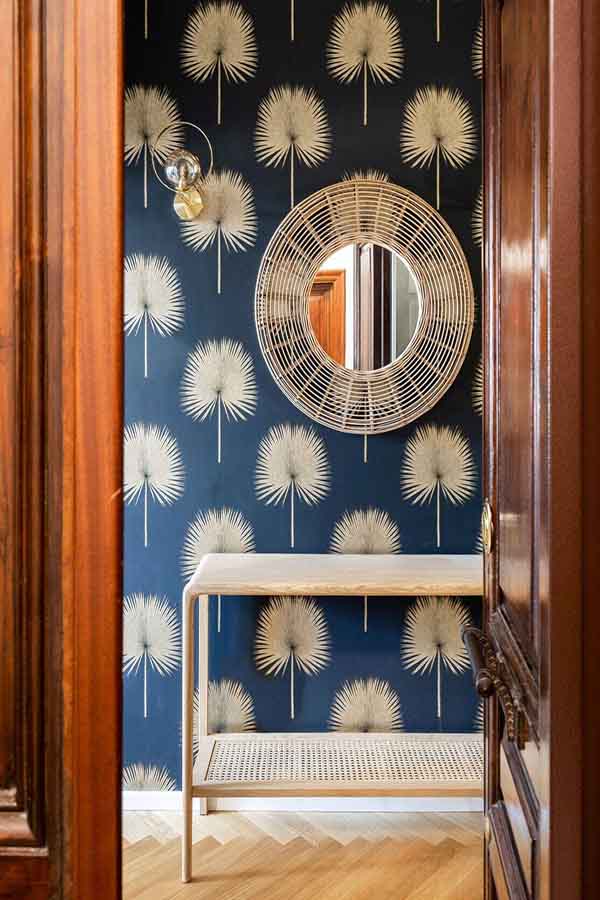 Một phần tường ở hành lang được trang trí bằng giấy dán hoa văn tạo điểm nhấn, thêm vào đó là chiếc gương treo tường cách điệu, độc đáo 