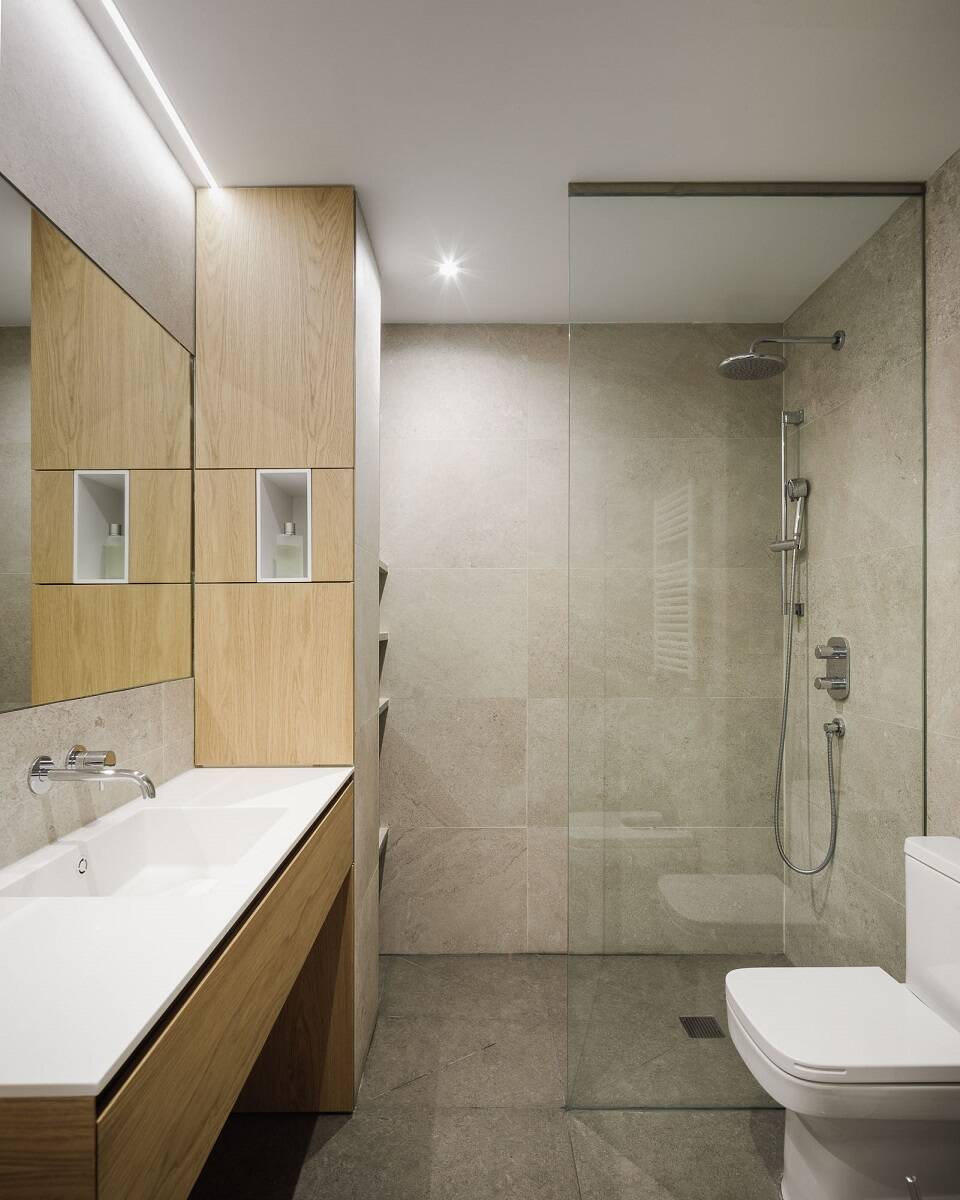 Phòng tắm sạch sẽ, gọn gàng, đầy đủ tiện nghi với vách kính phân chia rõ ràng hai khu vực khô - ướt 