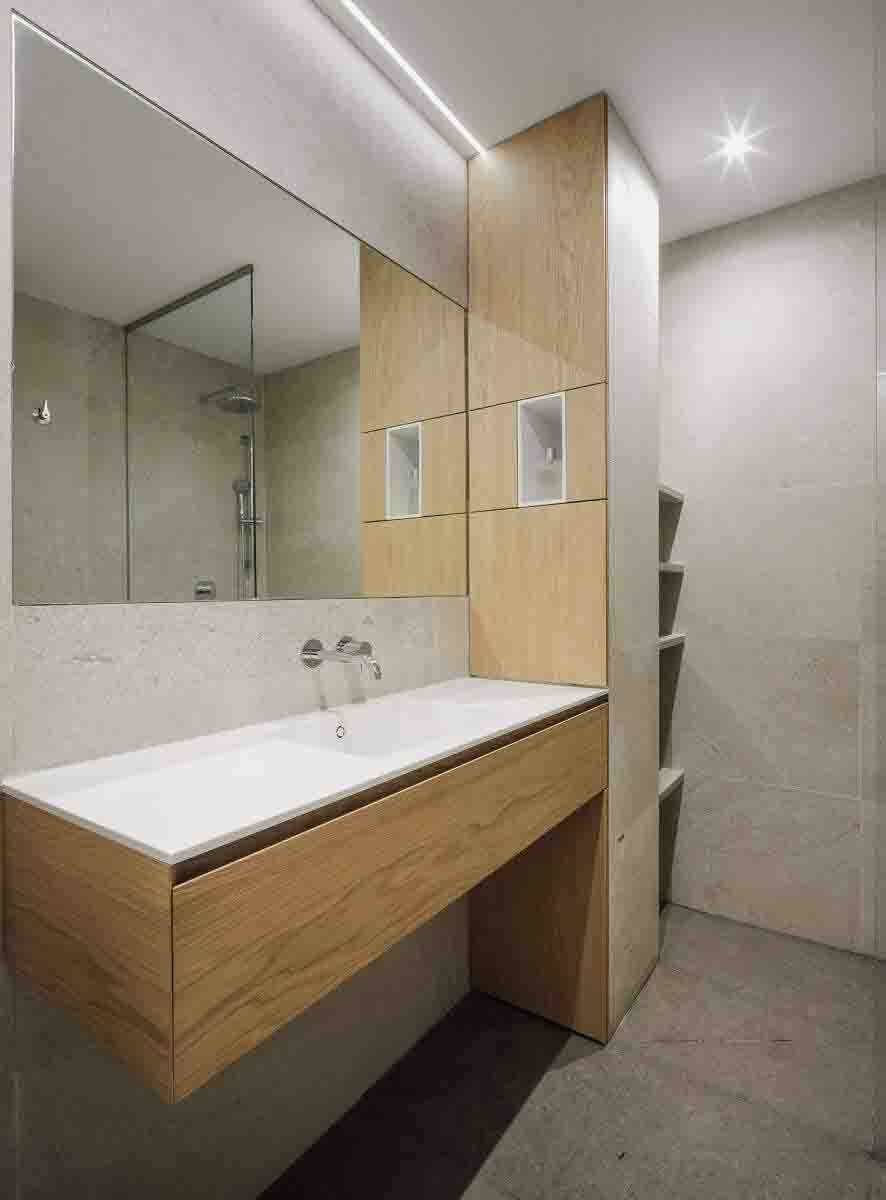 Phòng tắm trở nên gọn gàng, ngăn nắp hơn nhờ hệ tủ nhỏ xinh tiện dụng