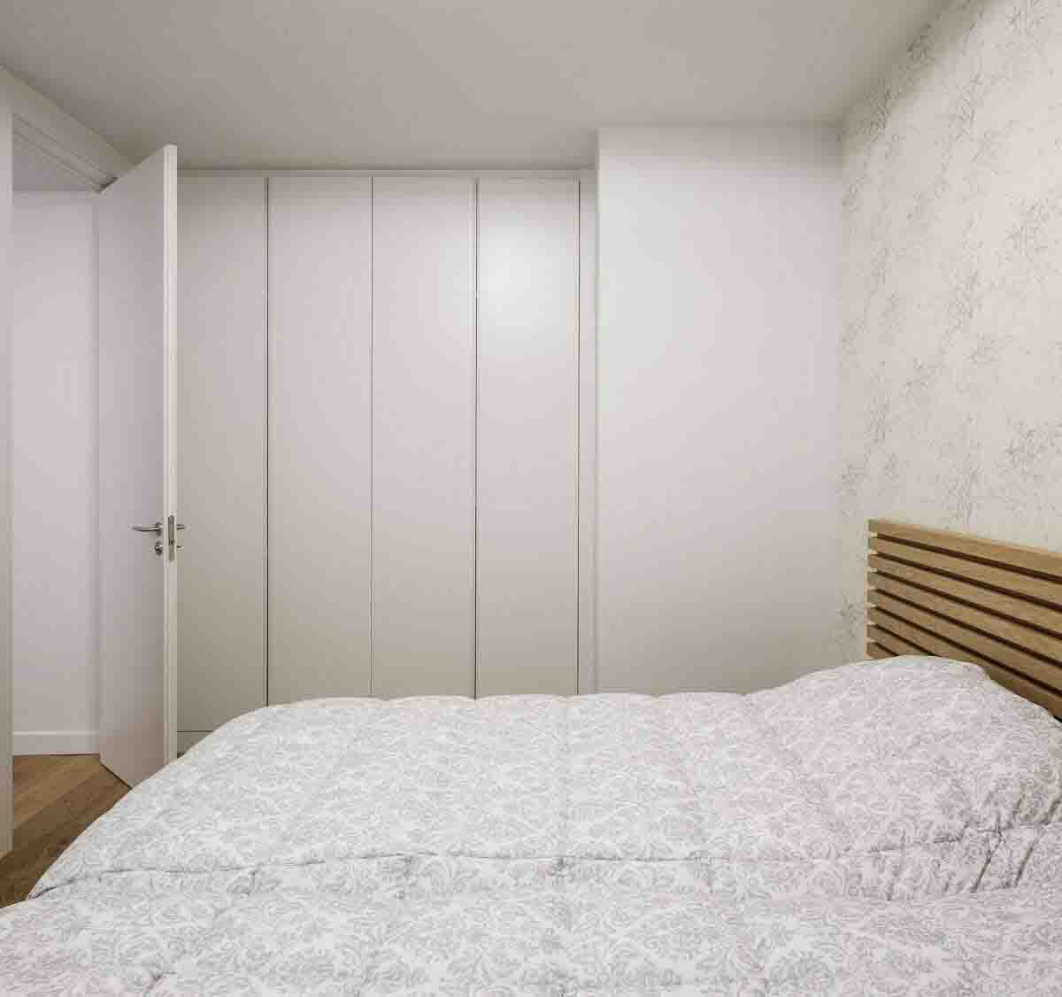 Phòng ngủ nhỏ xinh màu sắc tươi sáng kết hợp với hệ tủ âm tường kín đáo giúp căn phòng như rộng gấp đôi
