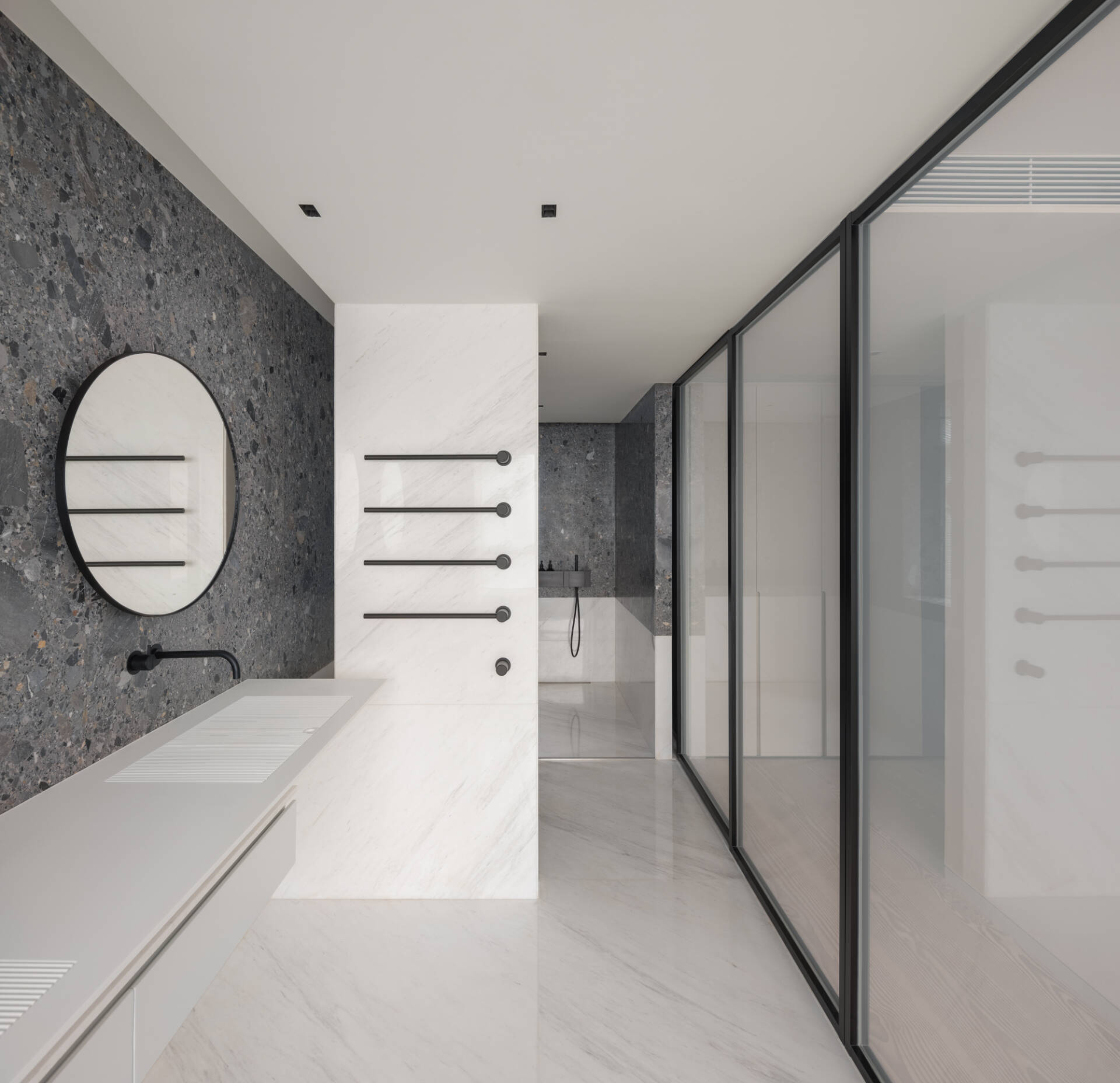 Phòng vệ sinh nằm cạnh ngay phòng ngủ với phong cách tối giản, hiện đại cùng những món đồ nội thất tinh tế 