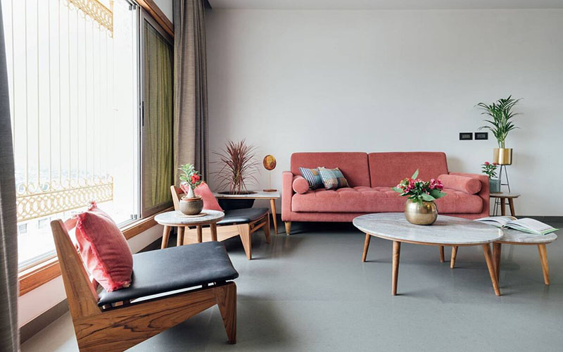 Việc kết hợp khéo léo màu hồng và xám trong trang trí nội thất đã khiến phòng khách thêm rực rỡ sắc màu 