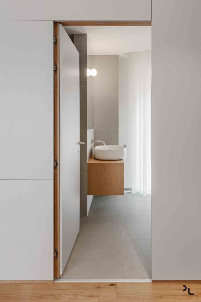 Khu vệ sinh được thiết kế đơn giản và hiện đại mang đến sự kín đáo và riêng tư