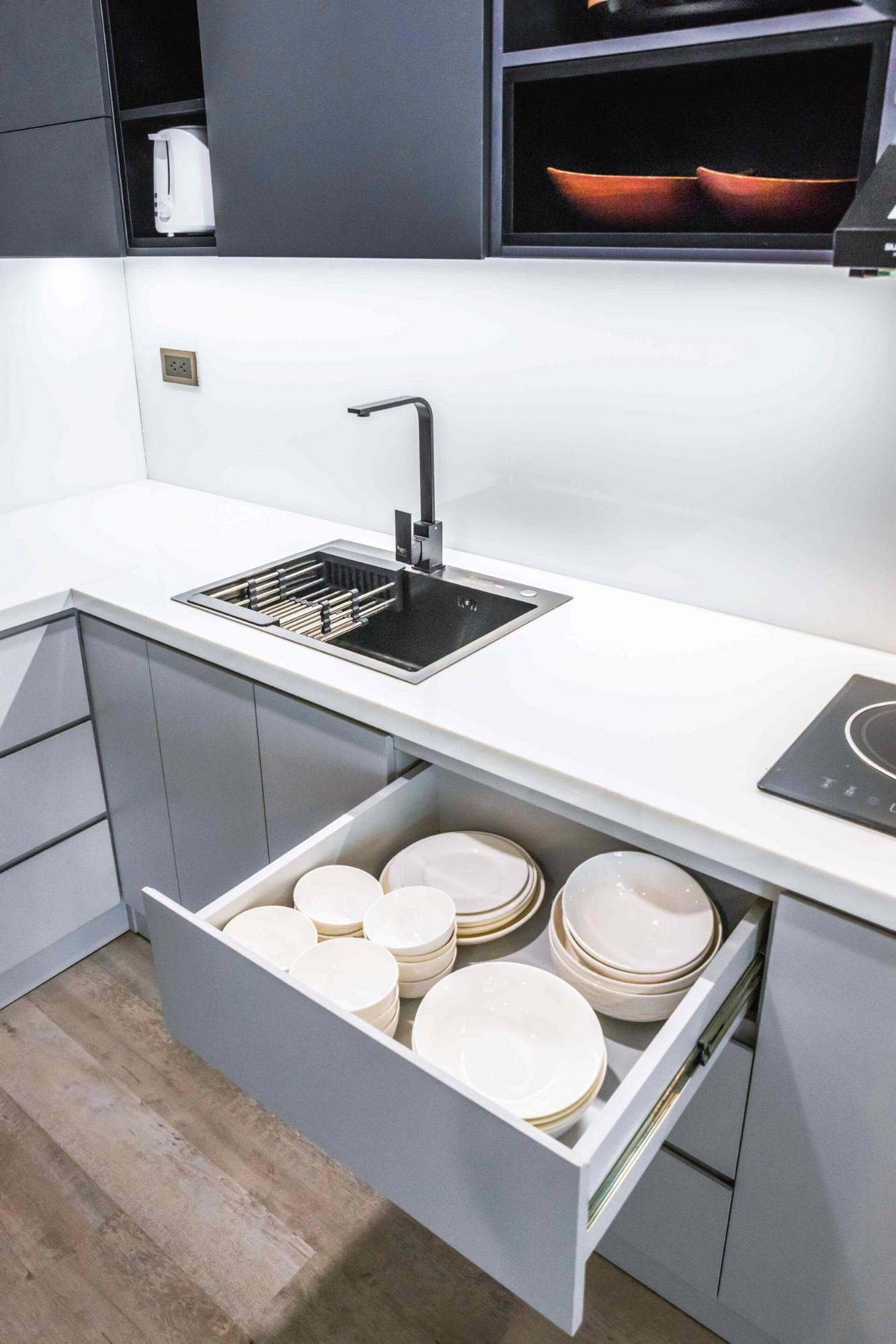 Khu vực bếp được thiết kế nhiều ngăn kệ giúp tiết kiệm bề mặt bếp và không gian