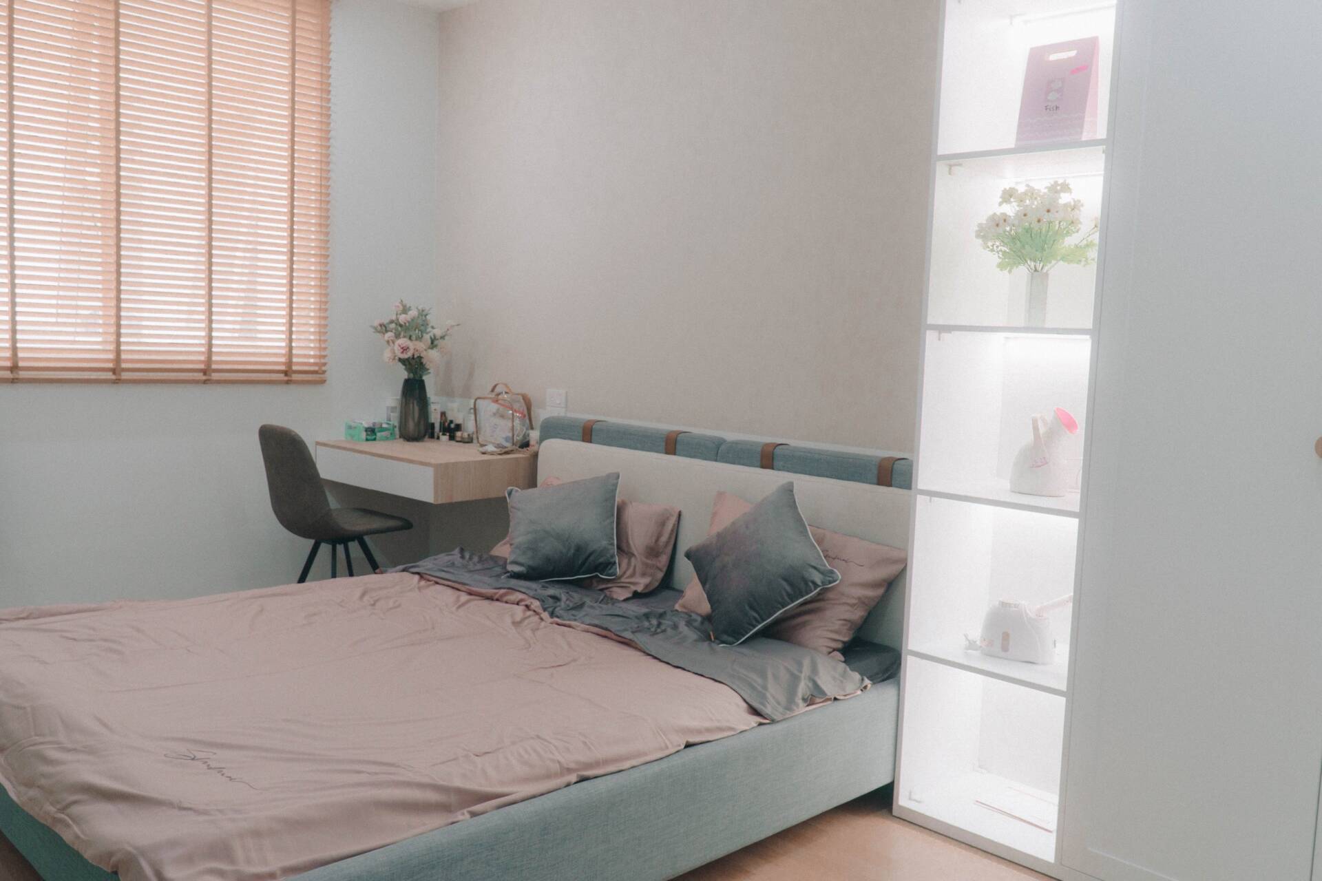 Phòng ngủ master được thiết kế đơn giản theo phong cách nhẹ nhàng mang lại không gian ấm cúng