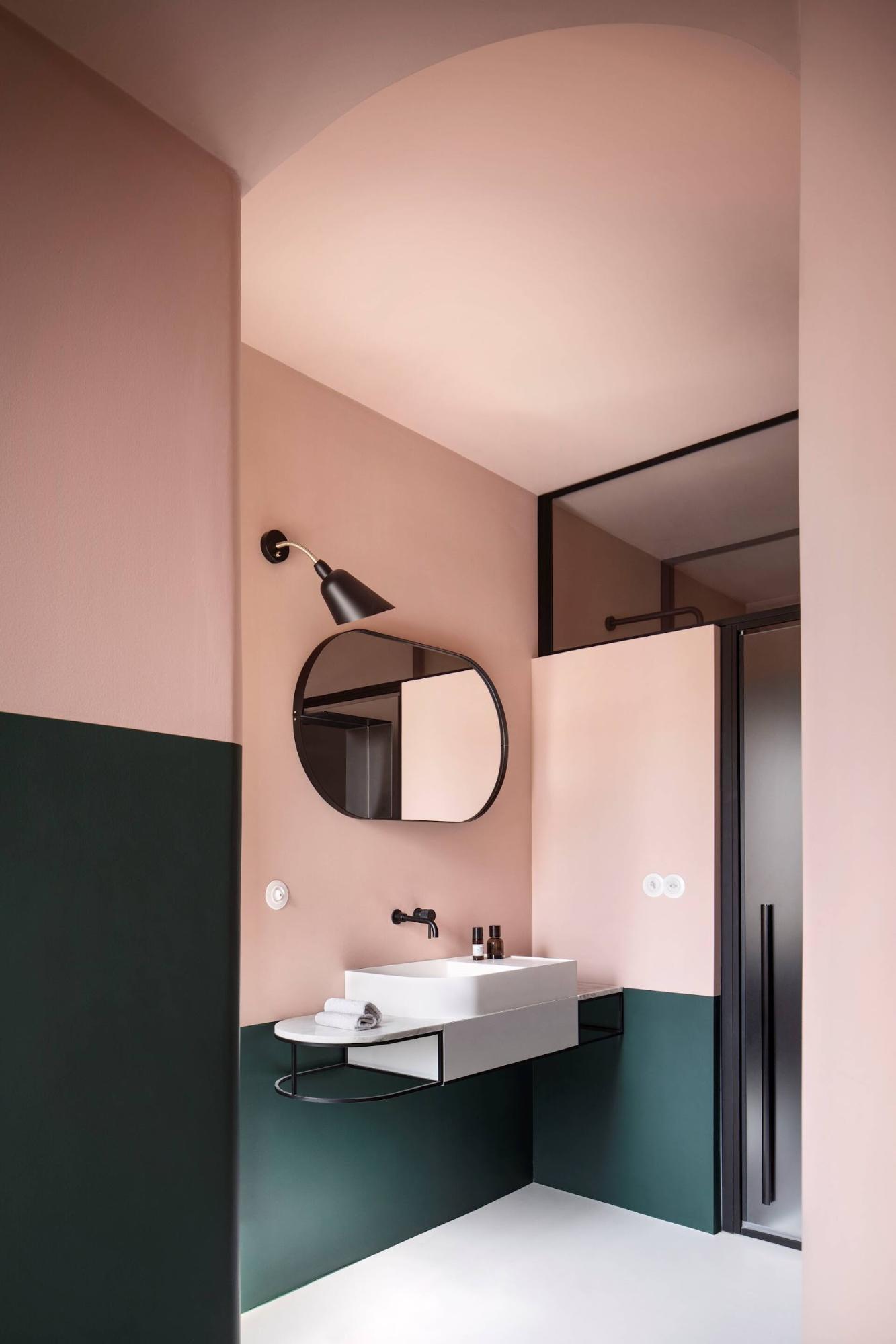 Nhà vệ sinh gây ấn tượng với sự kết hợp giữa 2 gam màu xanh - hồng đẹp mắt mang đến không gian sạch sẽ, gọn gàng mà cũng không kém phần độc đáo