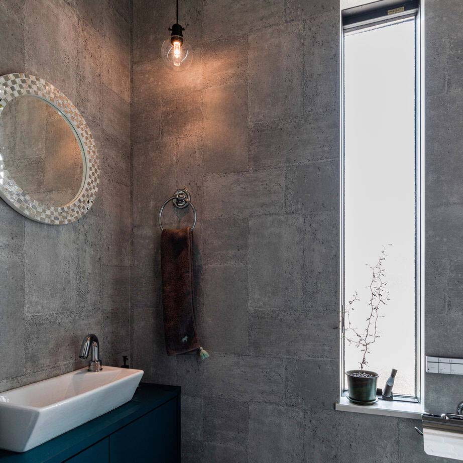 Phòng tắm được trang trí bằng những vật dụng nhỏ nhắn, xinh xắn được lựa chọn để tạo ra nét thanh lịch, dễ thương và thời thượng cho ngôi nhà