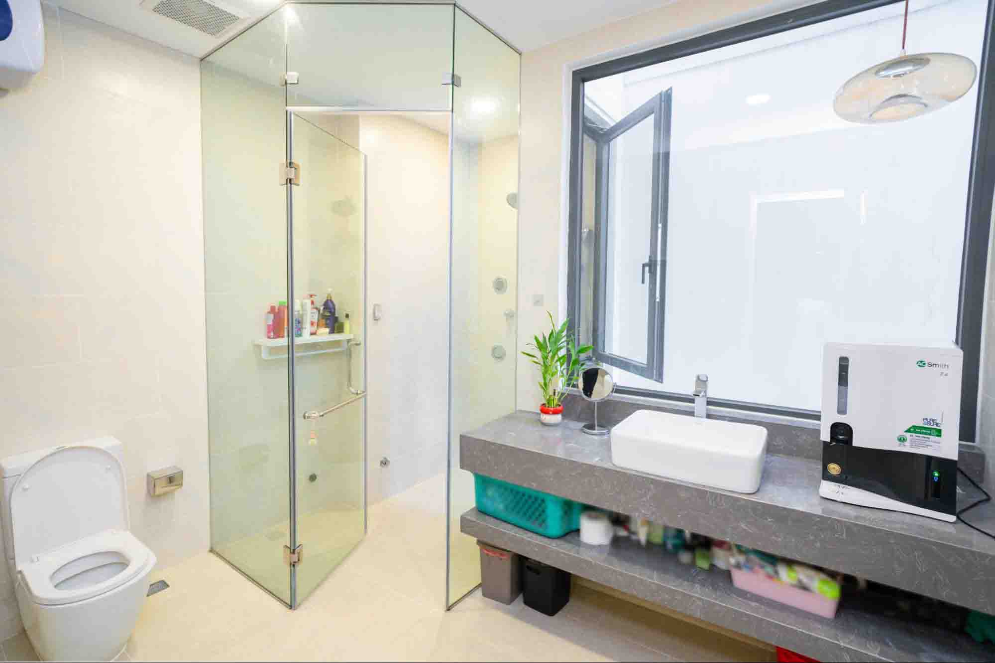 Phòng vệ sinh tiện nghi với những món đồ nội thất hiện đại mang màu trắng sáng, sạch sẽ và gọn gàng